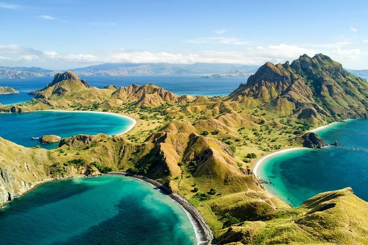 Pemandangan spektakuler dari puncak bukit Pulau Padar, menampilkan tiga teluk dengan pasir berwarna-warni