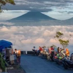 Panorama indah dari Puncak Telomoyo, menampilkan hamparan pegunungan hijau dan langit biru yang mempesona, sempurna untuk fotografi alam