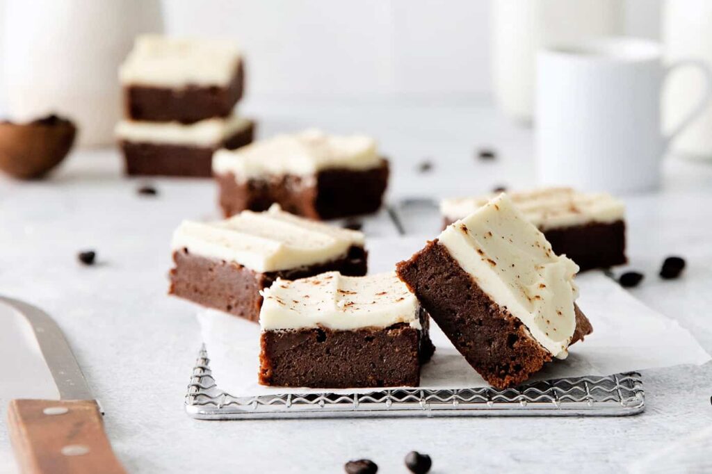 Nikmati kelembutan brownies cappuccino dengan perpaduan rasa kopi dan cokelat yang sempurna