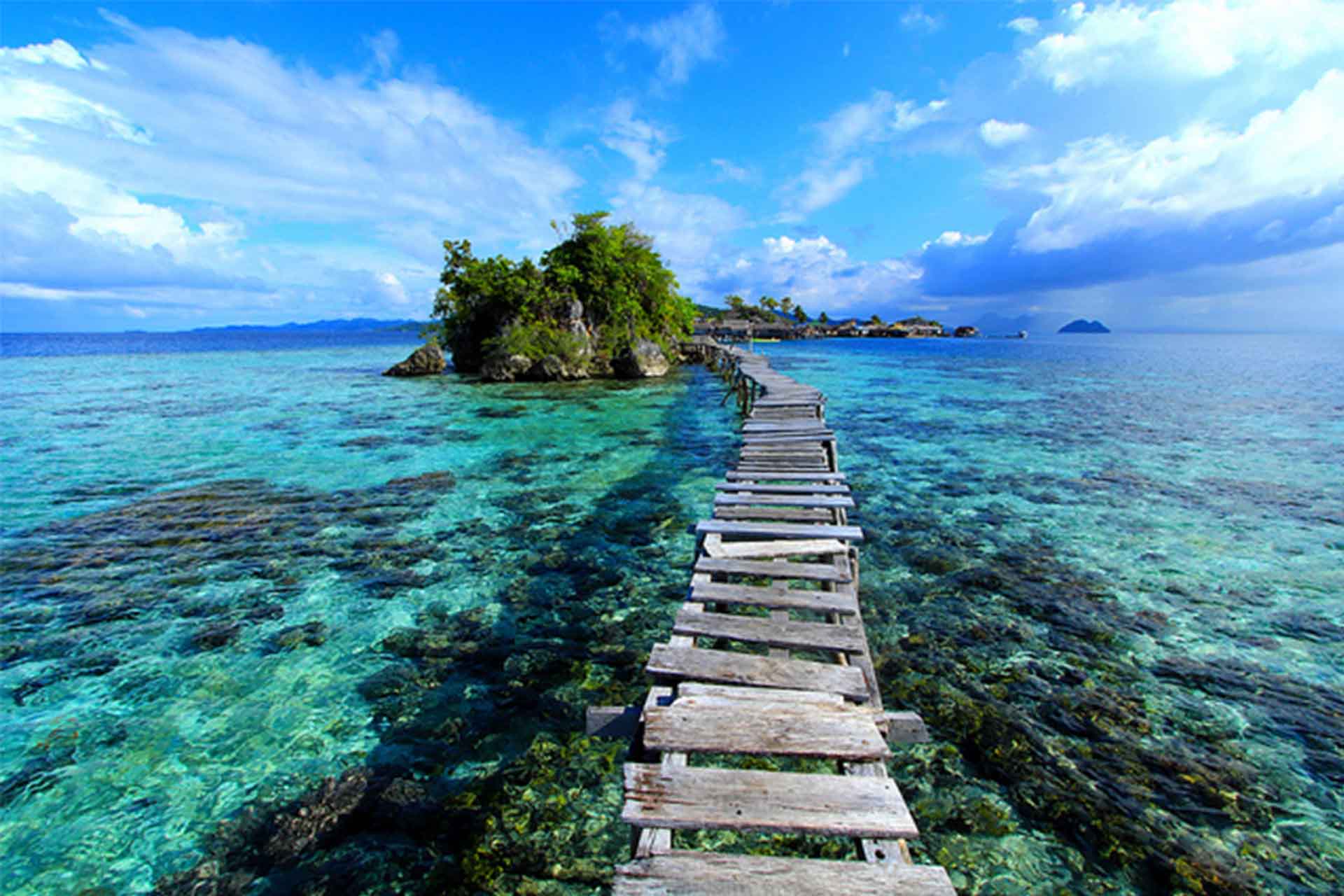 Keindahan Pulau Siladen dengan pantai berpasir putih dan air laut yang jernih, destinasi sempurna untuk relaksasi dan petualangan