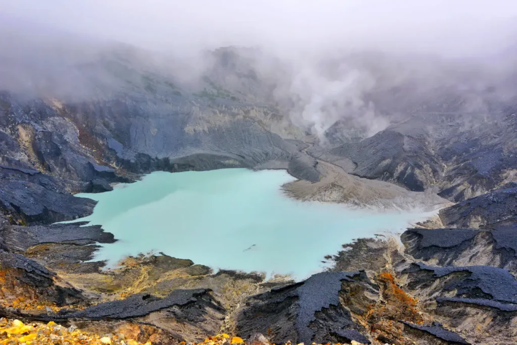 Pemandangan menakjubkan dari Kawah Ratu di Tangkuban Perahu, Jawa Barat. Keindahan alam yang memukau setiap pengunjung