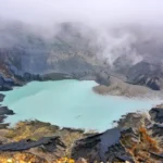 Pemandangan menakjubkan dari Kawah Ratu di Tangkuban Perahu, Jawa Barat. Keindahan alam yang memukau setiap pengunjung