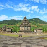 Panorama Telaga Warna di Dieng Plateau dengan air yang berubah warna, dikelilingi oleh perbukitan hijau yang menakjubkan