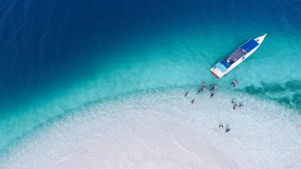 Pemandangan menakjubkan dari Pulau Peucang dengan pasir putih yang halus dan air laut yang jernih