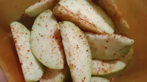 Rujak Jambu Kristal Segar: Potongan jambu kristal yang renyah dipadukan dengan bumbu rujak pedas manis, menciptakan sensasi segar yang menggugah selera