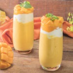 Smoothie mangga segar yang lezat, cocok untuk dinikmati saat sarapan atau camilan sehat