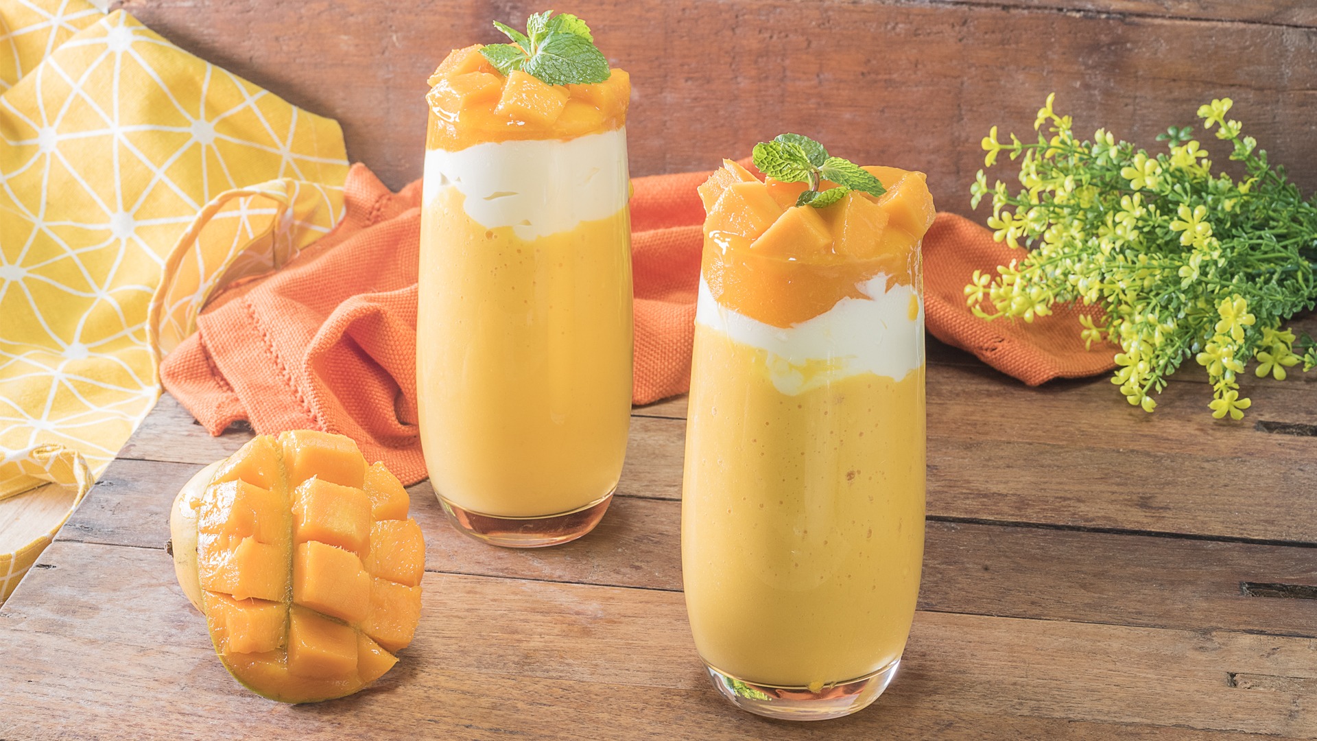 Smoothie mangga segar yang lezat, cocok untuk dinikmati saat sarapan atau camilan sehat