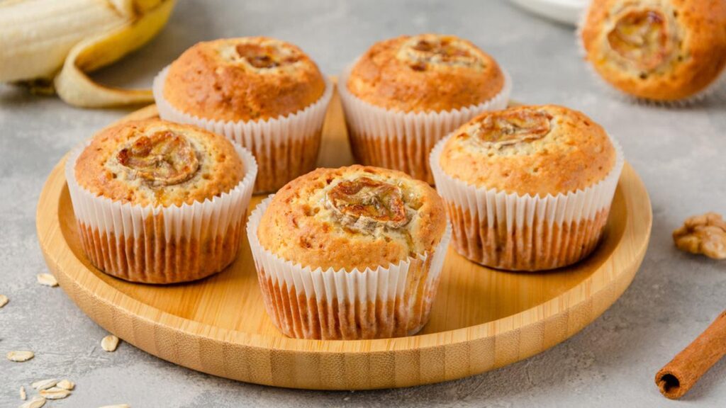 Muffin pisang madu yang lembut dengan topping kacang almond, siap dinikmati sebagai camilan sehat