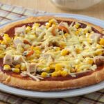 Pizza jagung keju dengan topping jagung manis dan lelehan keju yang gurih, siap untuk dinikmati hangat