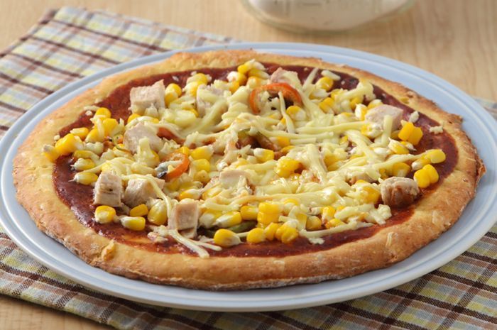 Pizza jagung keju dengan topping jagung manis dan lelehan keju yang gurih, siap untuk dinikmati hangat