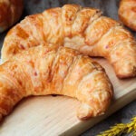 Croissant isi keju dengan lapisan renyah di luar dan keju meleleh di dalam, cocok untuk camilan istimewa