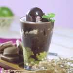 Es alpukat kocok segar dengan topping keju parut dan cokelat cair, pilihan sempurna untuk hari yang panas