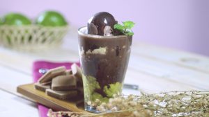 Es alpukat kocok segar dengan topping keju parut dan cokelat cair, pilihan sempurna untuk hari yang panas