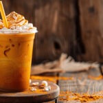 Frappe Thai Tea Creamy: Minuman dingin berwarna jingga cerah dengan tekstur creamy