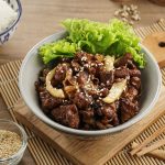 Sapi teriyaki dengan potongan daging empuk yang terbalut saus teriyaki manis dan gurih, disajikan dengan nasi putih hangat