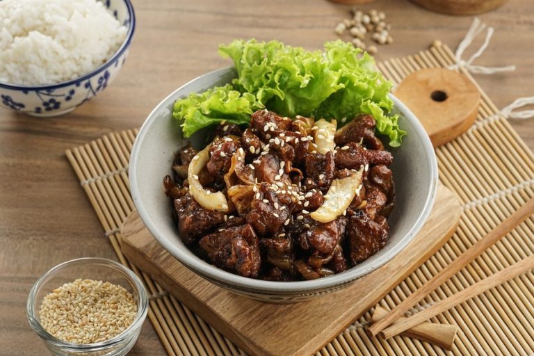 Sapi teriyaki dengan potongan daging empuk yang terbalut saus teriyaki manis dan gurih, disajikan dengan nasi putih hangat