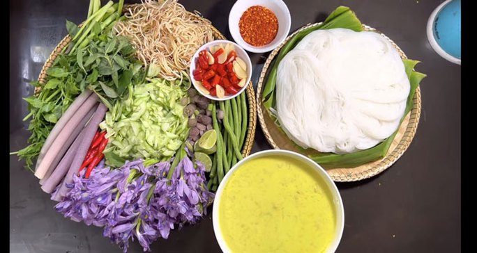 A beautifully plated bowl of Nom Banh Chok, showcasing fresh rice noodles