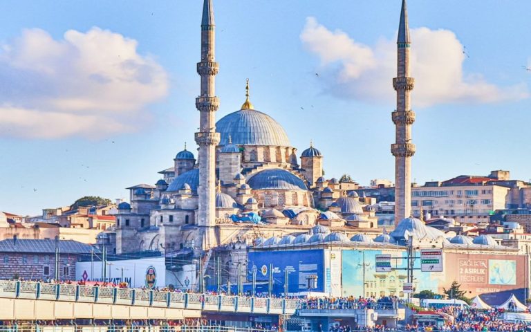 Masjid Biru: Pesona Arsitektur dan Spiritualitas yang Memikat 1 Masjid Biru