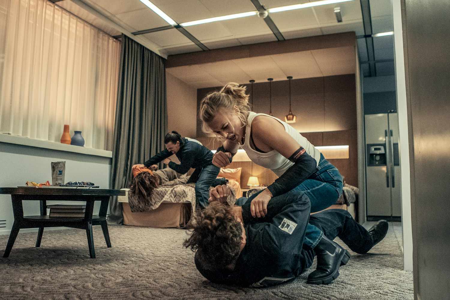 Exterritorial: Thriller Memikat Tentang Ibu, Trauma, dan Konspirasi Global 3 Ketangguhan di Tengah Keputusasaan