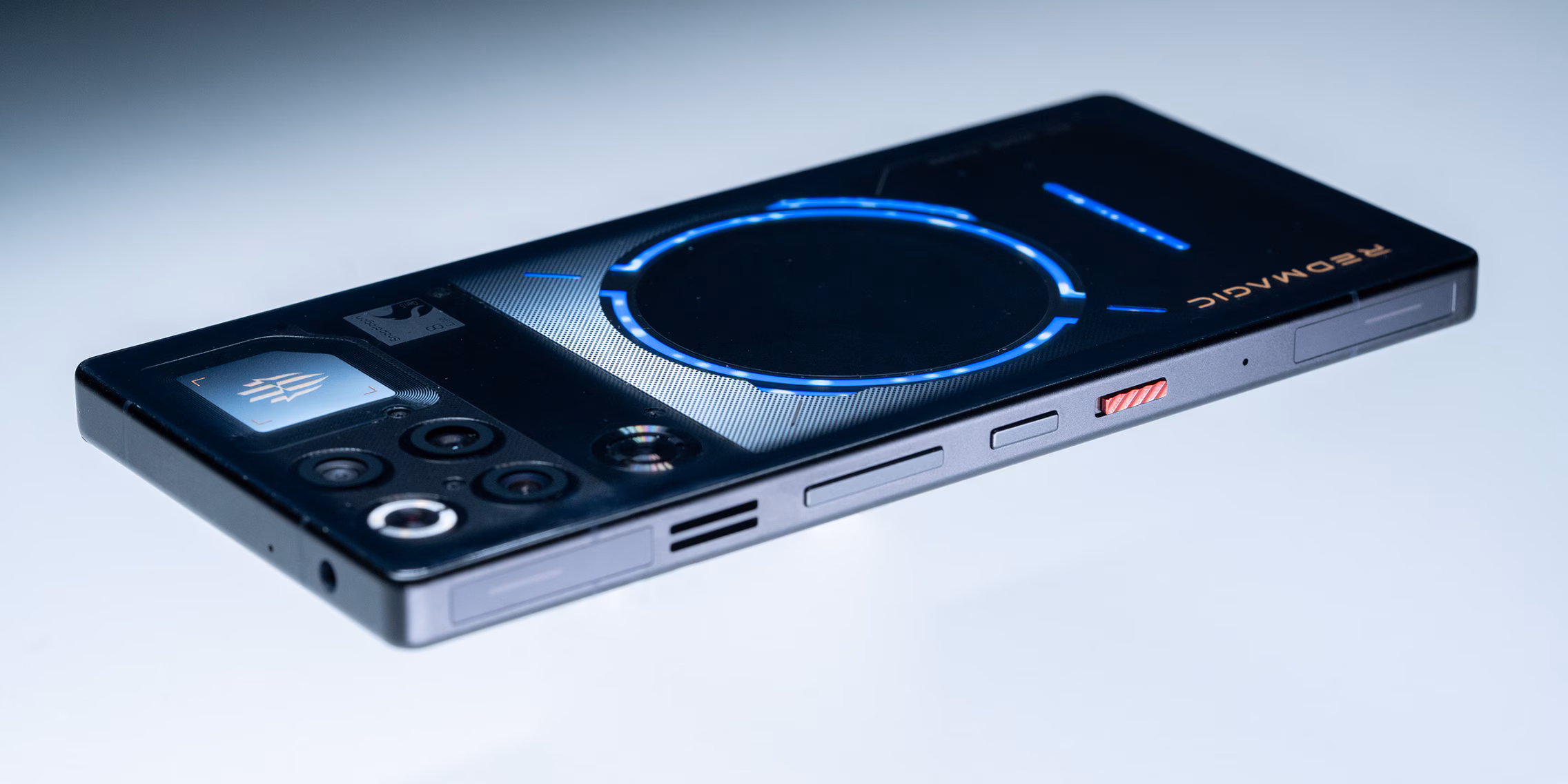 RedMagic 11 Pro: Spesifikasi Gahar untuk Gamer Serius 2 Desain Futuristik dengan Identitas Gaming Kuat