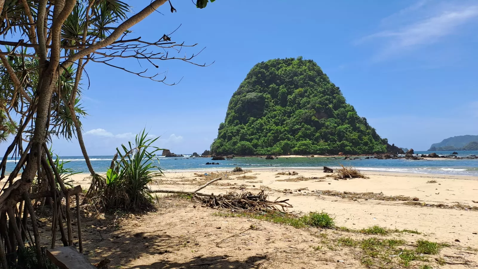Pesona Alam Pulau Merah
