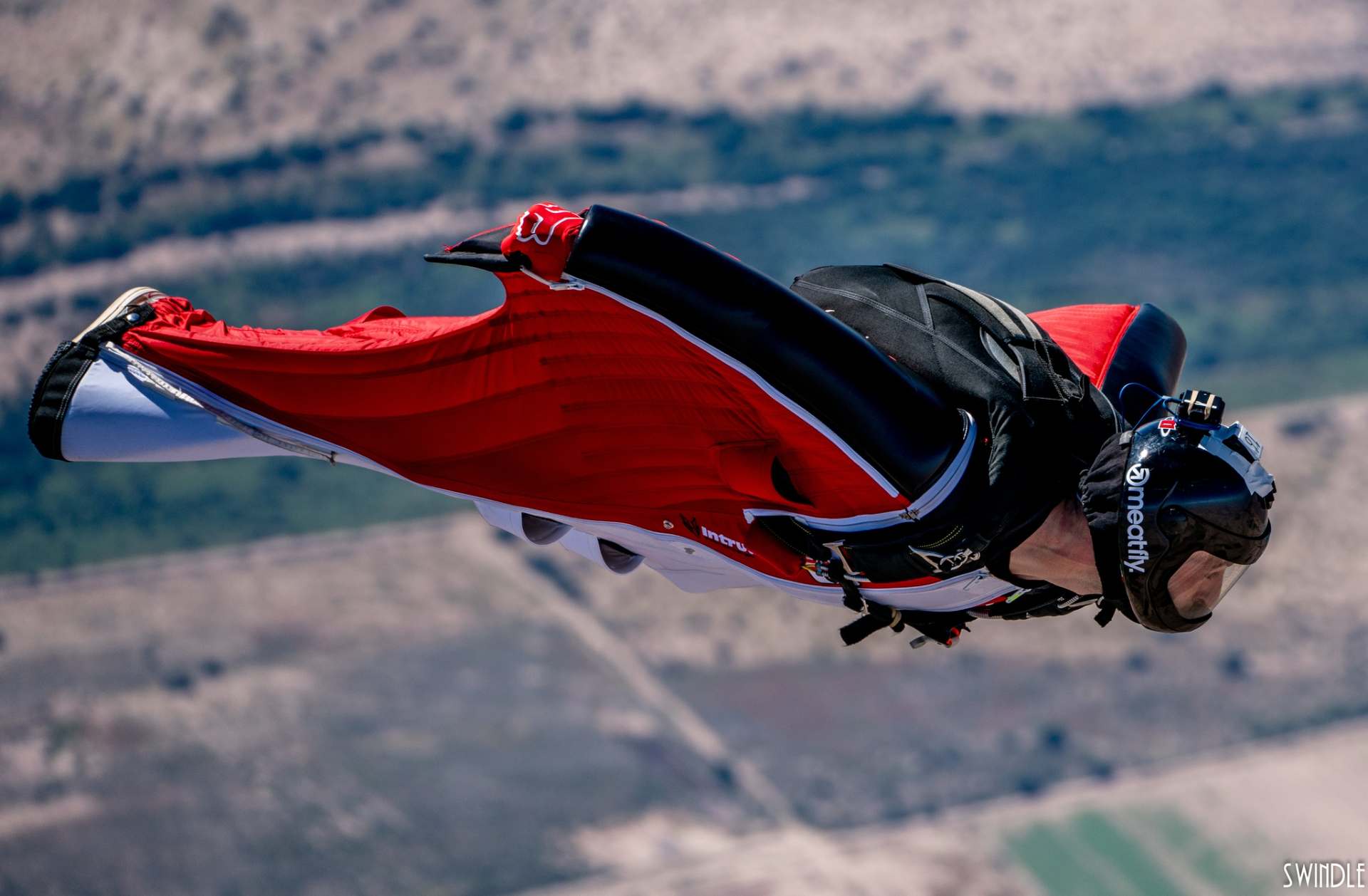 Wingsuit Base Jumping vs Skydiving