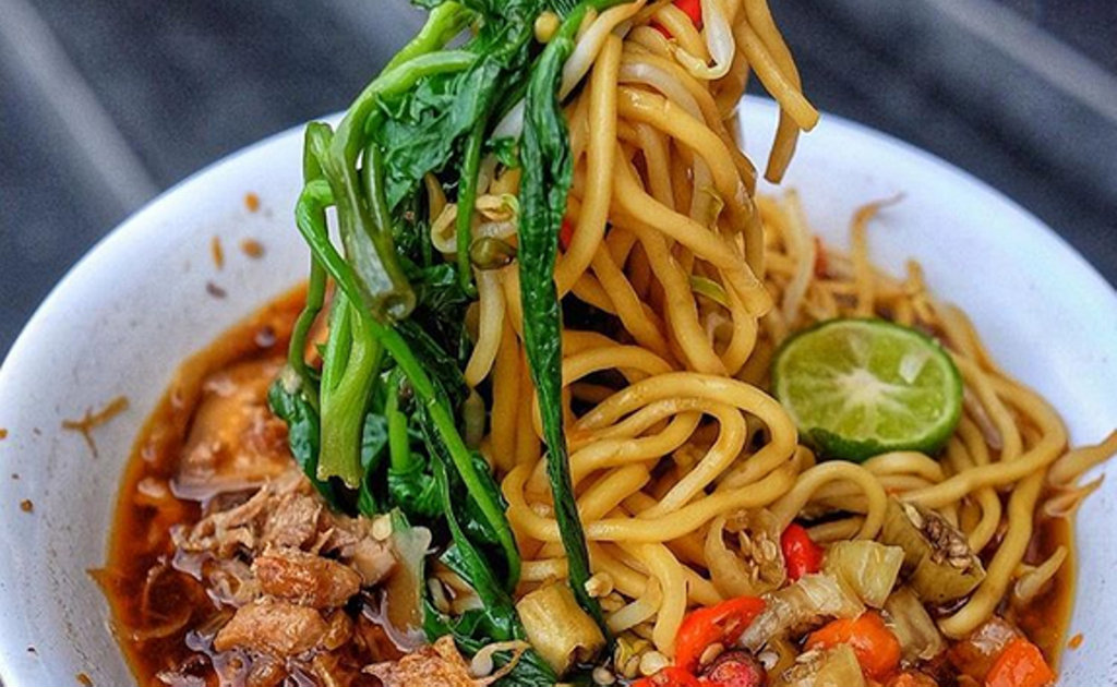 Rahasia Di Balik Kuah Kental Mie Kangkung yang Memikat