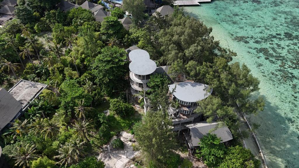 Suasana Tropis Mega Resort Karimunjawa yang Jadi Daya Tarik Utama