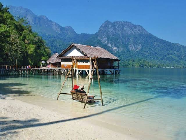 Pantai Ora, Pesona Surga Bahari yang Menghadirkan Keindahan Alam Tak Terlupakan 2 Pantai Ora